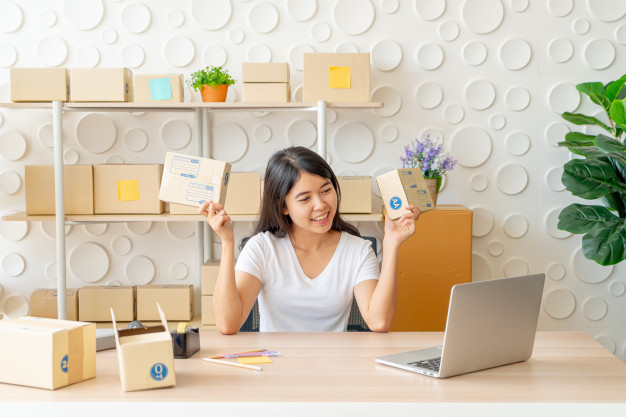 Na imagem, uma mulher prepara embalagens personalizadas para oferecer uma experiência melhor ao cliente, pensando no marketing multicanal.