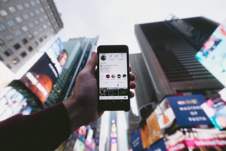 A imagem apresenta um smartphone representando um usuário sendo impactado pelo marketing multicanal.