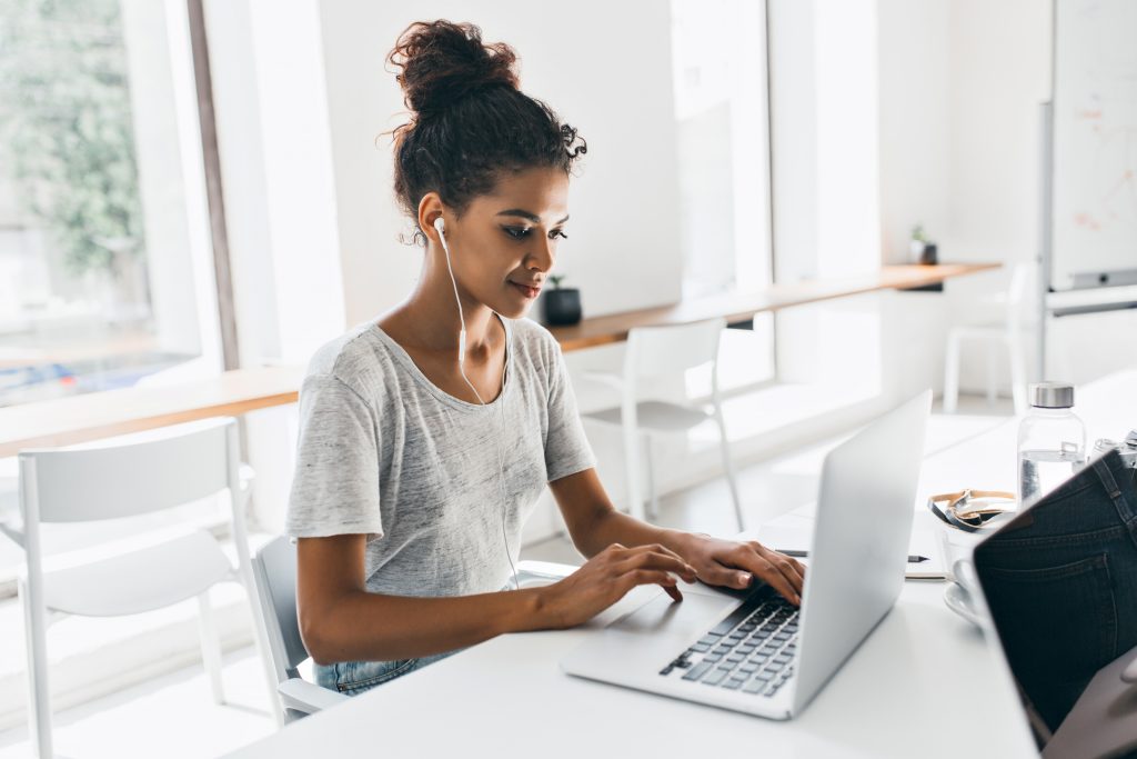Imagem de uma mulher trabalhando em frente a um computador